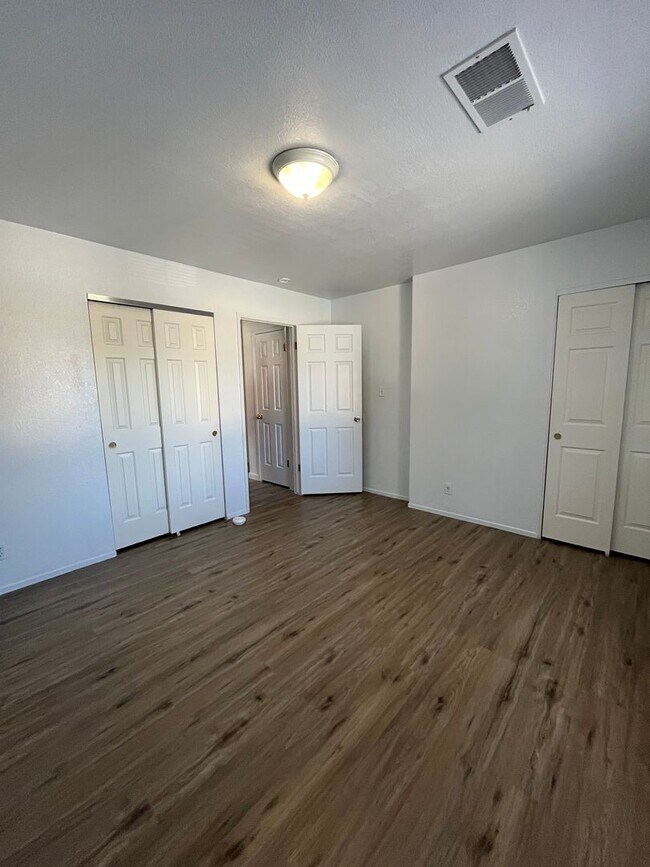 Building Photo - Available Now! Move-In Ready