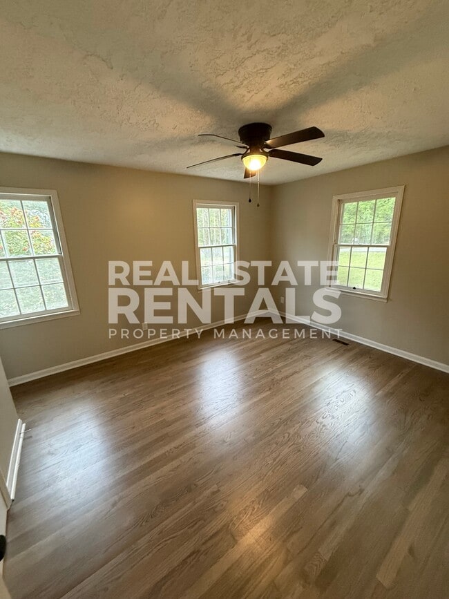 Building Photo - 302 Aderholt St