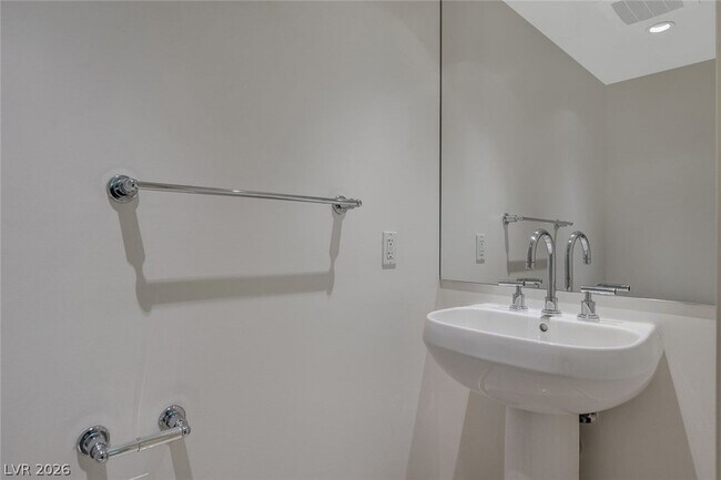 Building Photo - 322 E Karen Ave