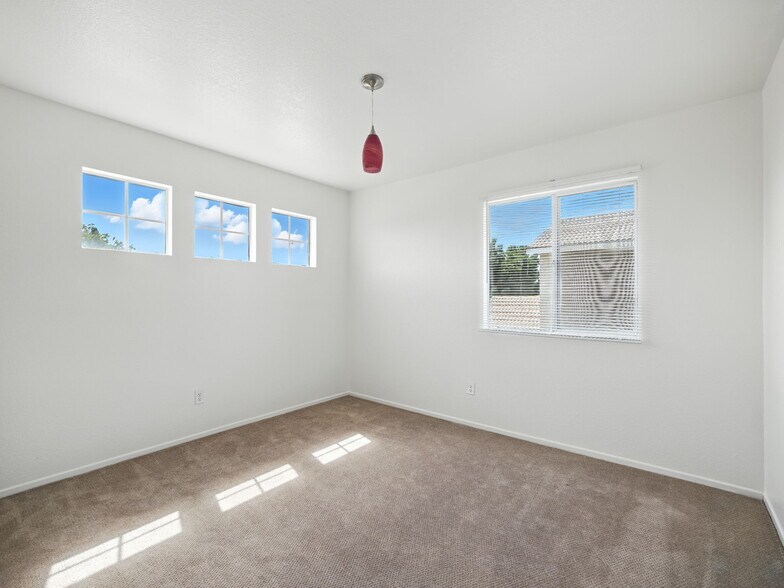 Building Photo - 44131 Sunmist Ct
