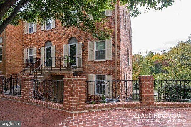 Primary Photo - 3299 Sutton Pl NW