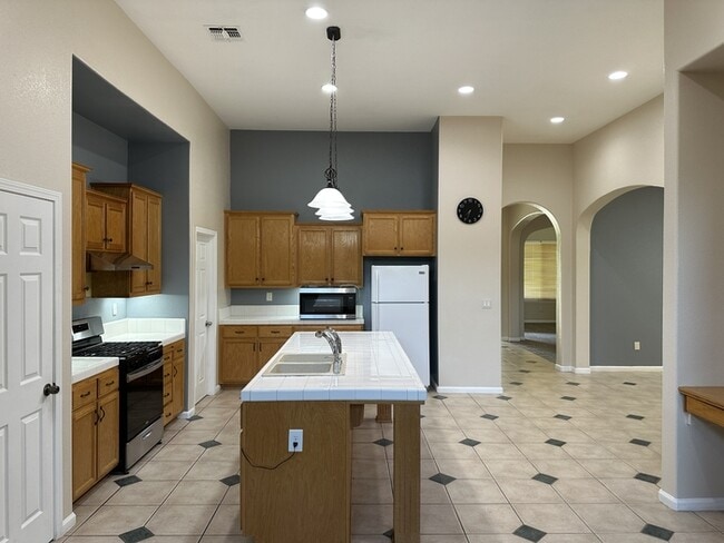 Building Photo - Weston Ranch 4 Bedroom 2.5 Bathroom Home