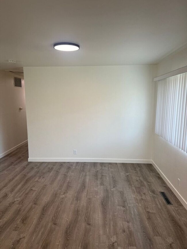 Building Photo - Stunning 4-bedroom, 2-bathroom