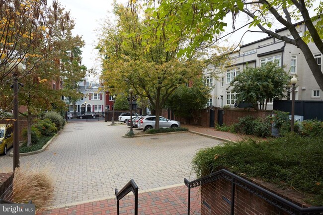 Building Photo - Georgetown East Village gem with PARKING