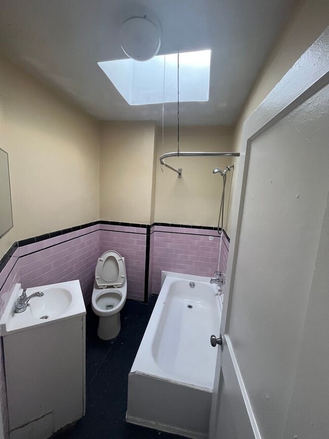 Building Photo - Renovated 3BR / 2BA Townhome for Rent – $1,325/month