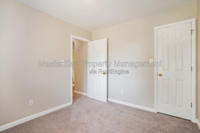 Building Photo - 1600 Nesfield Pl