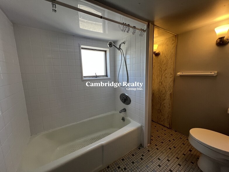 Building Photo - 45 Gardena St