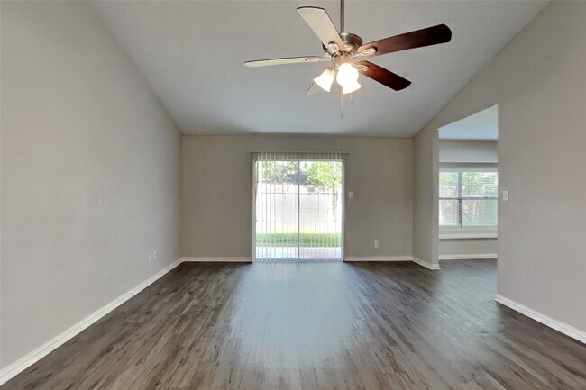 Building Photo - 635 Stonewall Dr