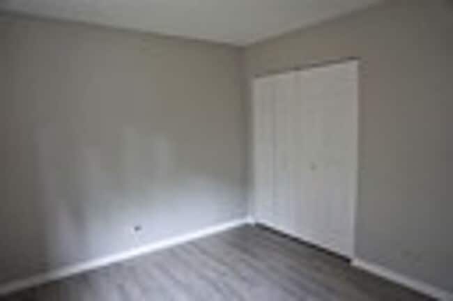 Building Photo - Newly Updated 2 bedroom 1.5 Bath Unit.