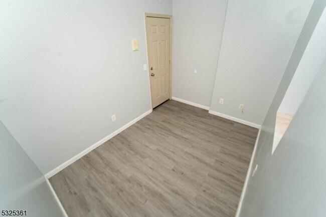 Building Photo - 331 Straight St