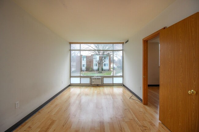 Building Photo - 2BR/1BA Apartment - Near Campus - Swift access to Class! WATER INCLUDED! $1,000/MO