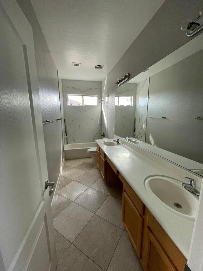 Building Photo - 2225 E Detroit St