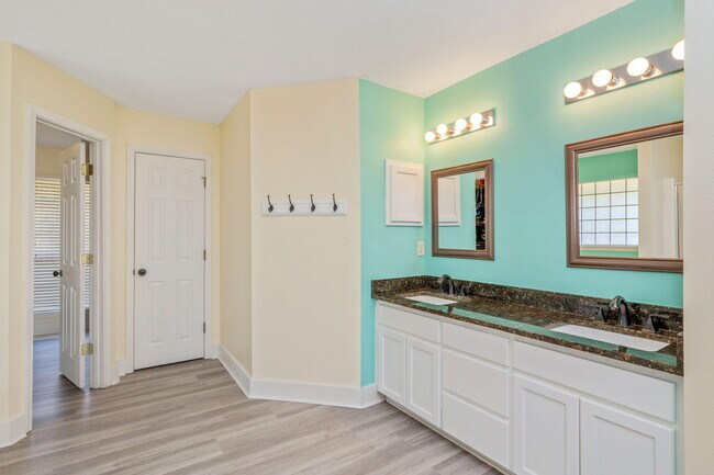 Building Photo - 6100 Saddle Horse Ln