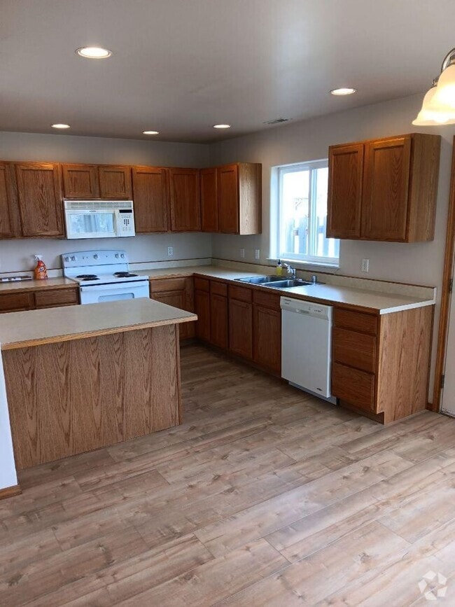 Building Photo - Three bedroom townhome with fenced backyard
