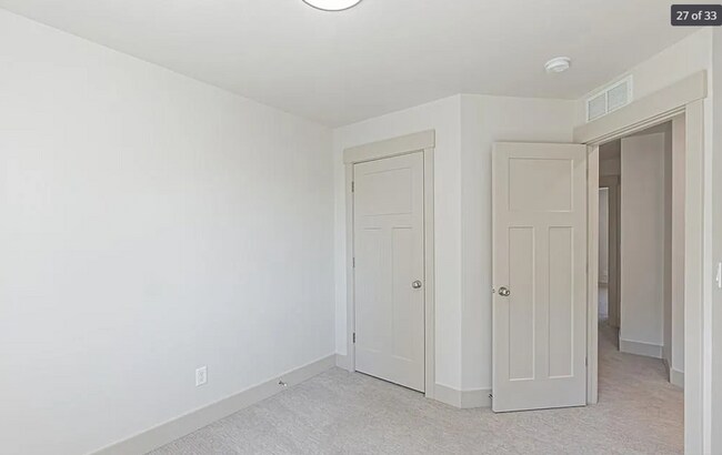 Building Photo - BEAUTIFUL 3 Bed 2.5 Bath Townhome Available!