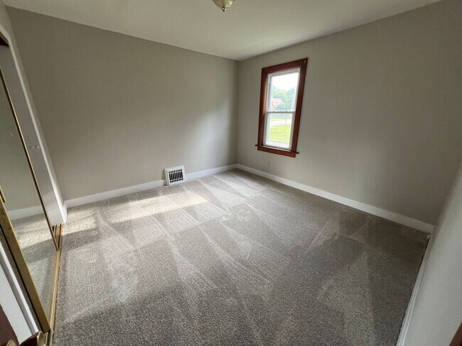 Building Photo - 2 bedroom / 1 bathroom Home with detached ...