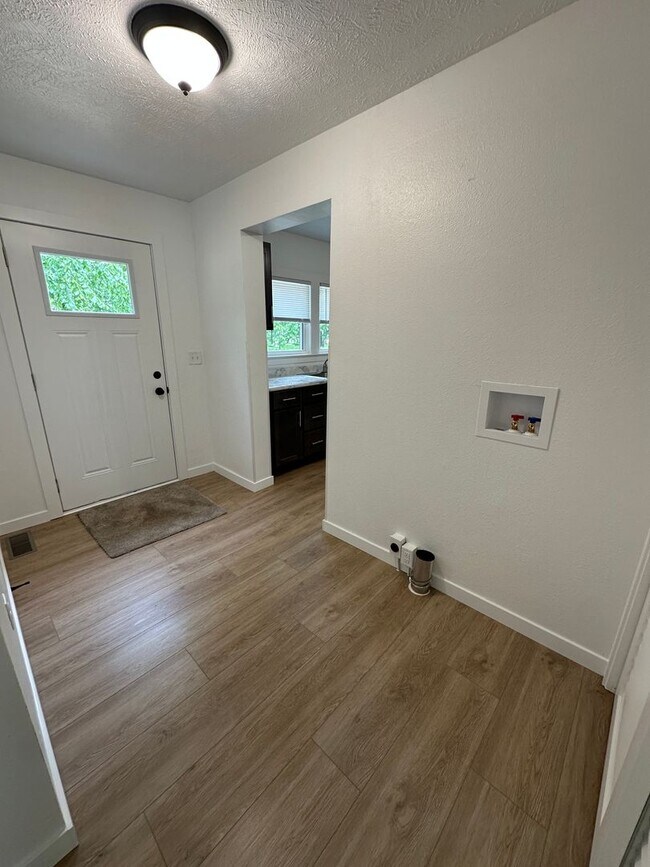 Building Photo - 3 Bed, 1 Bath Remodeled House in Goshen