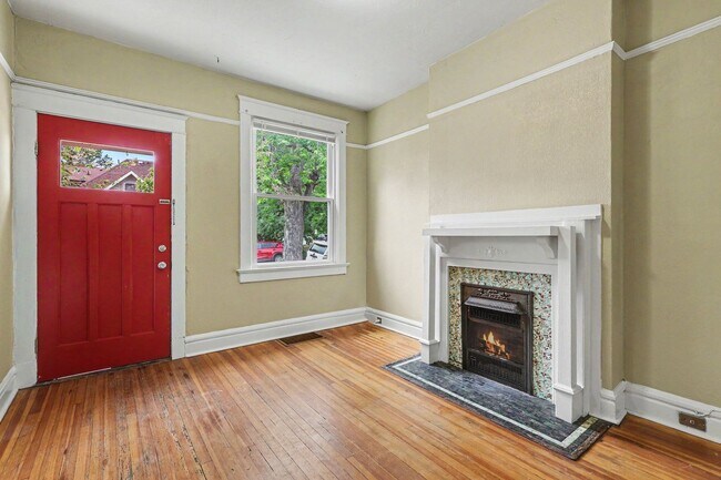 Building Photo - Charming Whittier Rowhome Near Larimer Street
