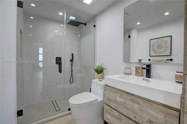 Building Photo - 1121 Crandon Blvd