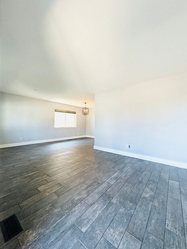 Building Photo - Cute 3 bedroom/ 1.5 bath Ranch Style House with 2 car attached garage in Windsor, CO