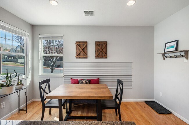 Building Photo - Furnished & Fully Equipped Low Maintenance Town Home (Somersett - Utilities Included)