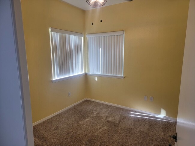 Building Photo - 3 Bedroom 2 Bath Condo