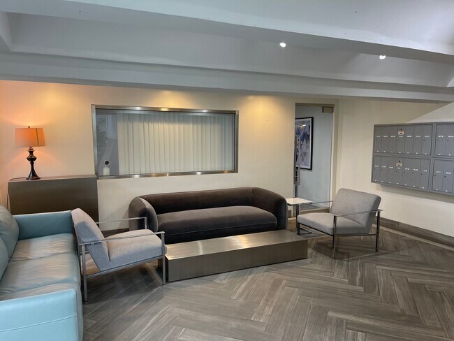 Building Photo - 333 S Reeves Dr