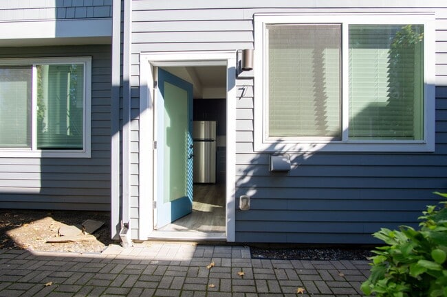 Building Photo - APPS ON US! Modern & Sleek One-Bedroom Tow...