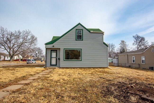 Building Photo - Super Cool and Unique 4 Bedroom / 1 Bath Home in Bellevue near Offut!
