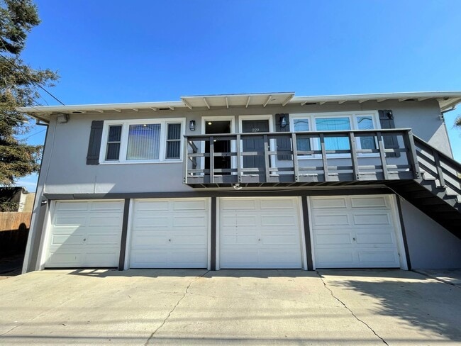 Building Photo - Quaint Midtown Ventura Duplex w/Many Upgra...