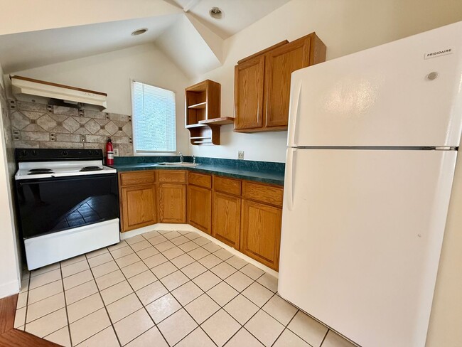 Building Photo - Spacious 1-Bedroom Apartment with Private ...