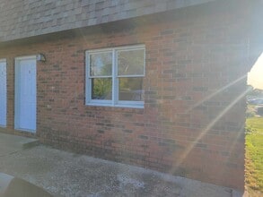 Building Photo - 3 bedroom 1.5 bathroom townhouse for rent