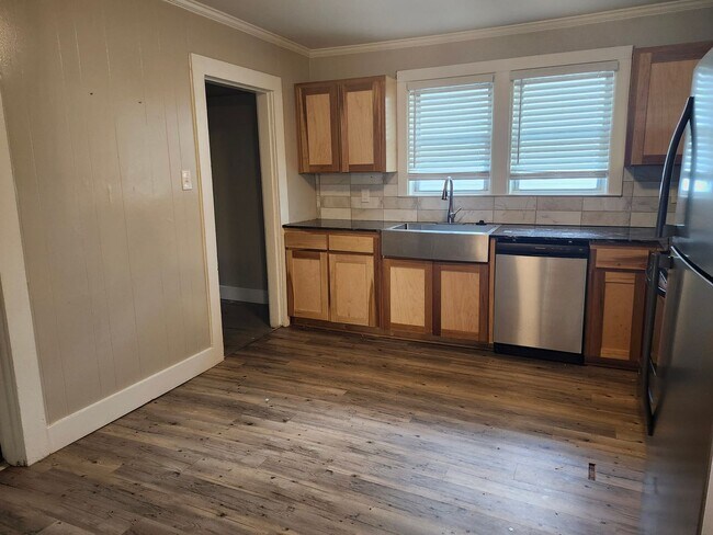 Building Photo - 311 E Narroway St