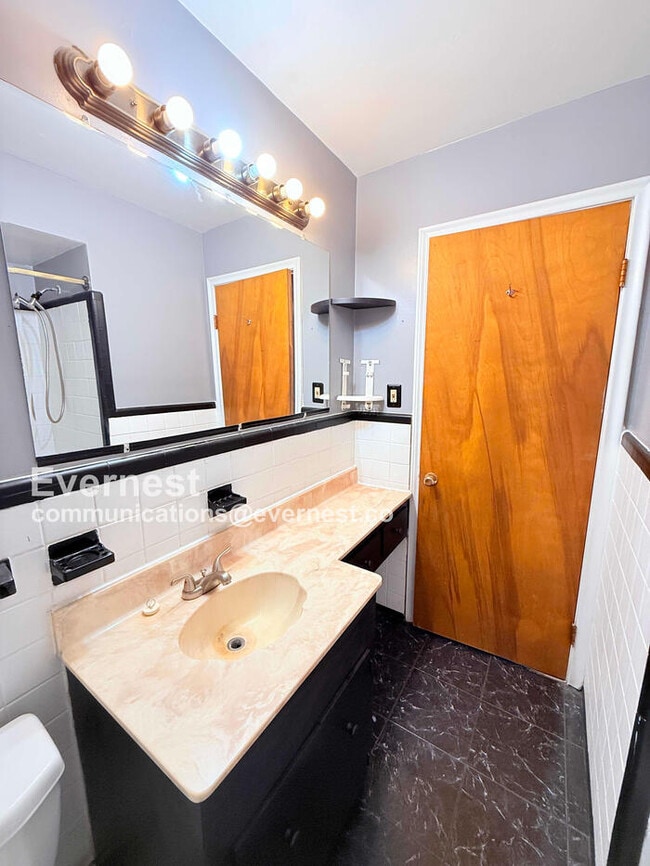 Building Photo - W/D Included! Single-Family Home w/ Centra...