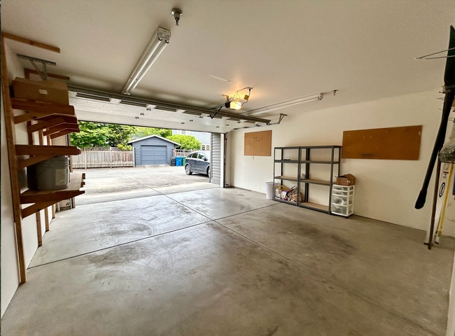 Building Photo - Madison Park Townhome