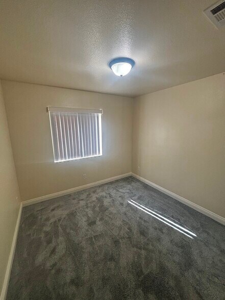 Building Photo - 1229 W 60th St