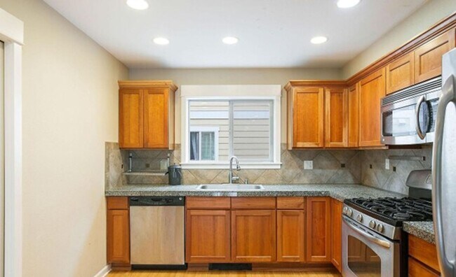 Building Photo - Energy-efficient townhome in the desirable community of Crown Hill is ready to be loved!