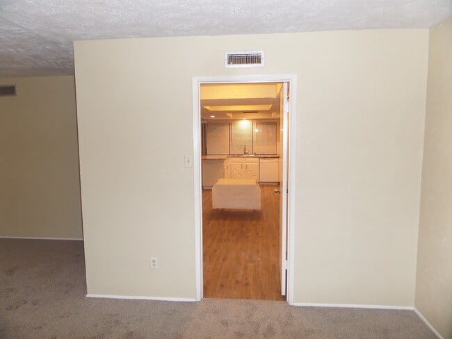 Building Photo - 14611 Leacrest Dr