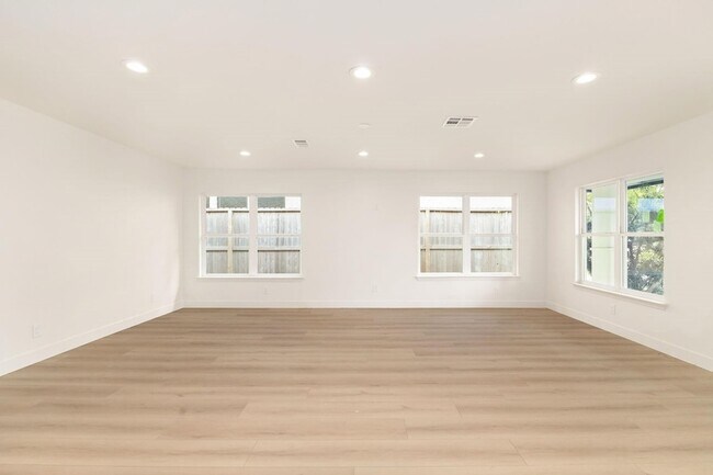 Building Photo - 7414 Janak Dr