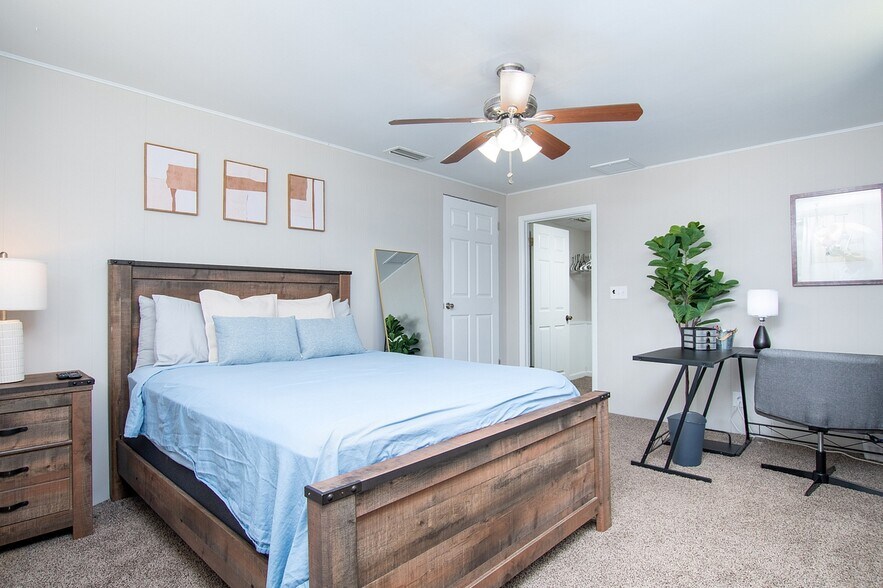 Building Photo - 2233 La Valle Dr