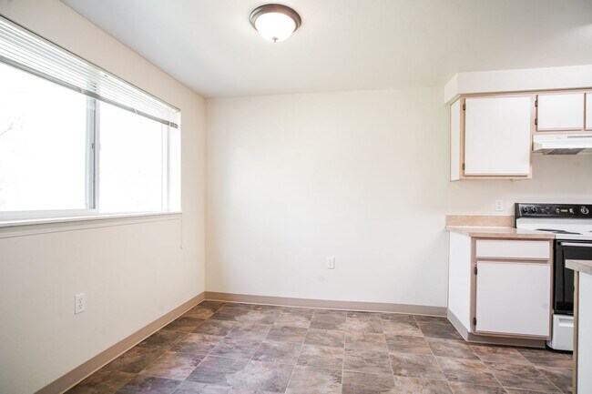 Building Photo - Live by the Lake-- Quiet Corvallis Living - REDUCED RENT!