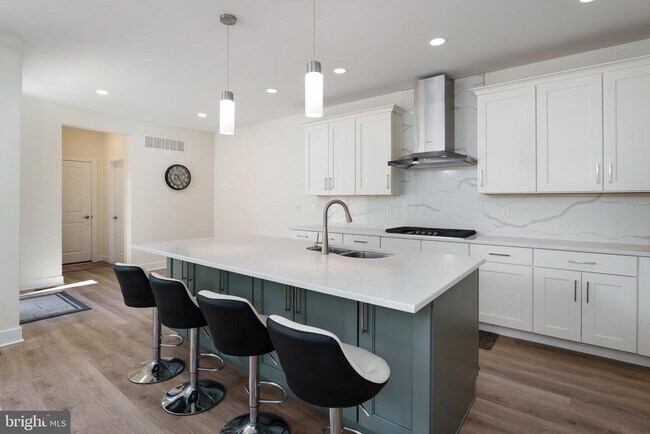 Building Photo - 3 E Hartwick Dr