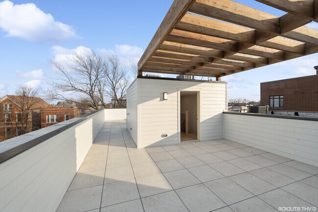 Building Photo - 2028 W Wabansia Ave