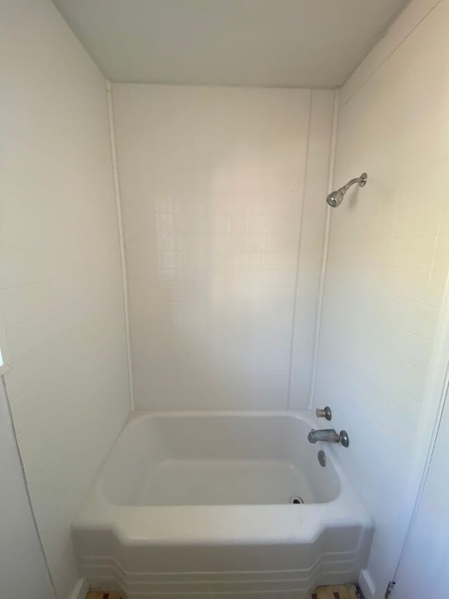 Building Photo - 2 bedroom 1 bath house