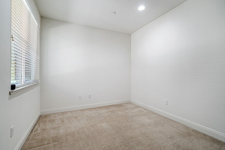 Building Photo - 6704 S Mariposa Ln