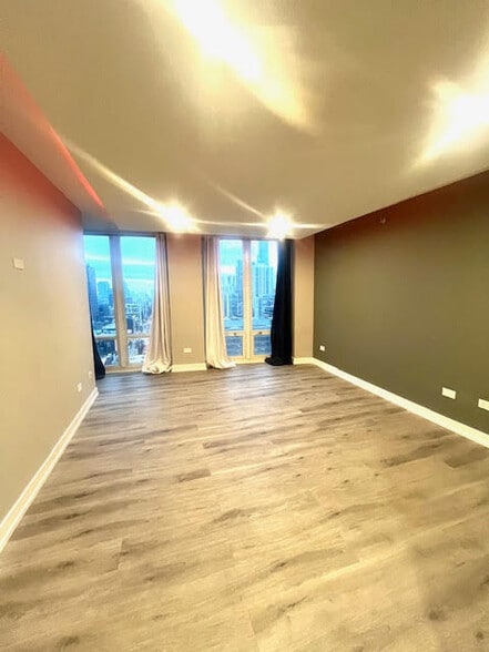 Building Photo - 345 N La Salle Dr