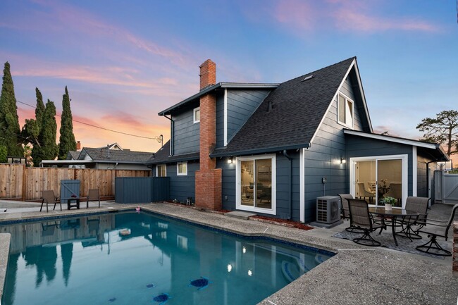 Building Photo - FABULOUS Modern Remodel with PRIVATE POOL ...