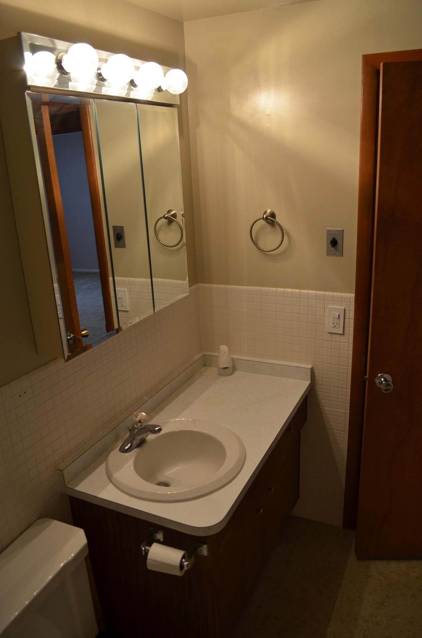 Bathroom - 606 S Halvorson St