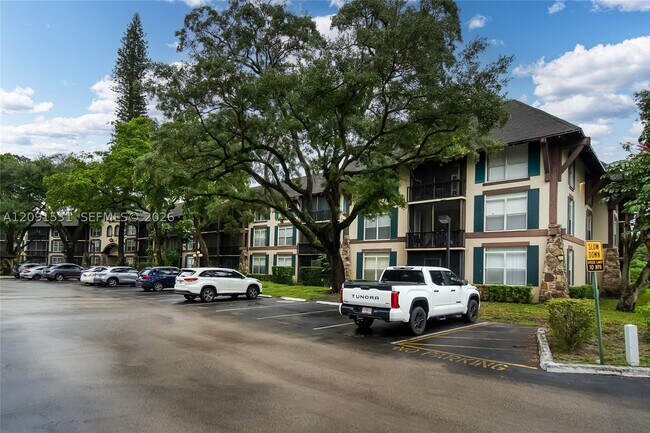 Building Photo - 3720 Inverrary Dr