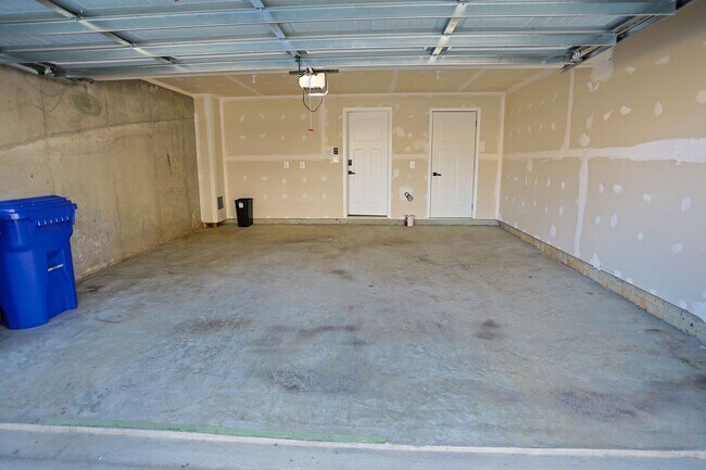 Building Photo - Welcome home to this move-in ready end uni...